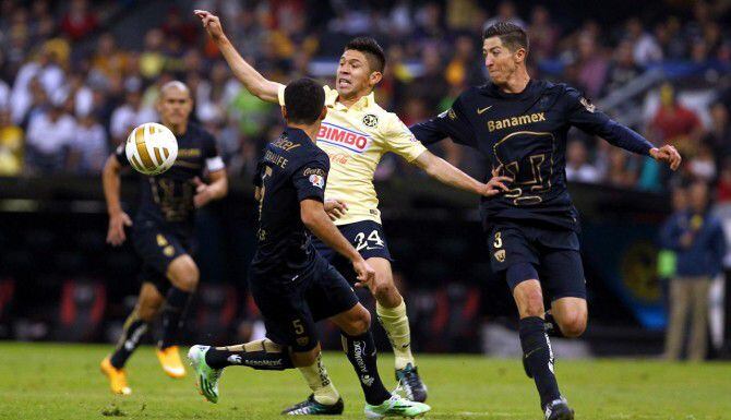 Oribe Peralta (centro) y el América visitan a Pumas en el clásico joven del futbol...
