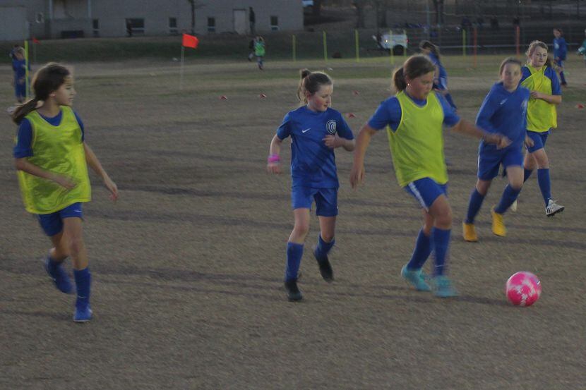 Cada vez son más las niñas que practican el futbol en ligas organizadas de Dallas.