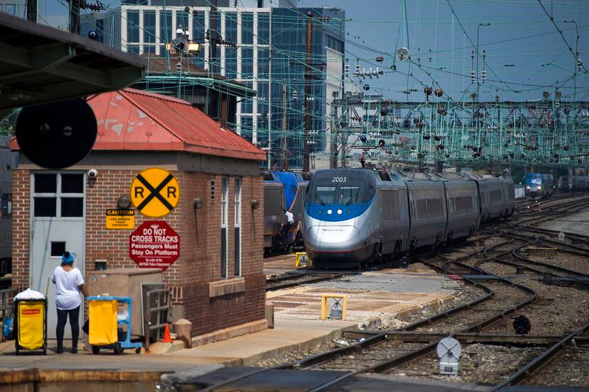 En esta fotografía de archivo del 3 de septiembre de 2015, un tren de Amtrak llega a Union...
