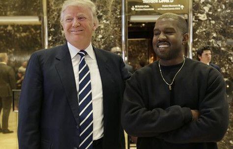 El presidente electo Donald Trump posa con Kanye West en el vestíbulo del Trump Tower en...