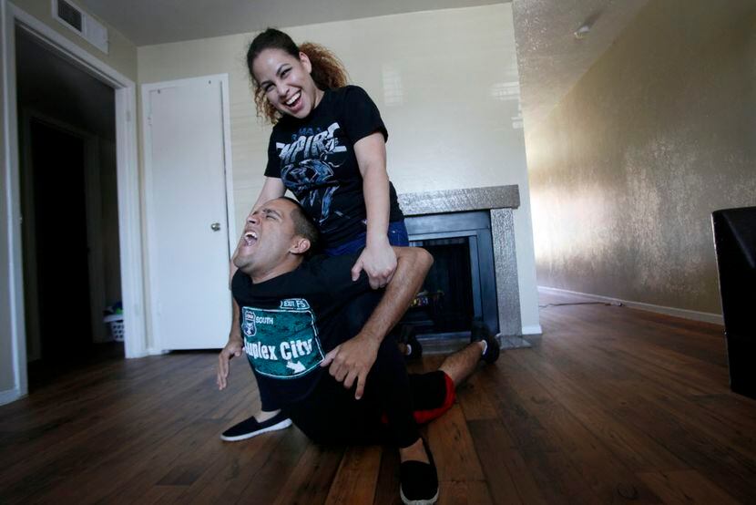 Jason Albarran, 23, y su novia Alejandra Miranda, 24, en su hogar en Irving. Ambos irán este...