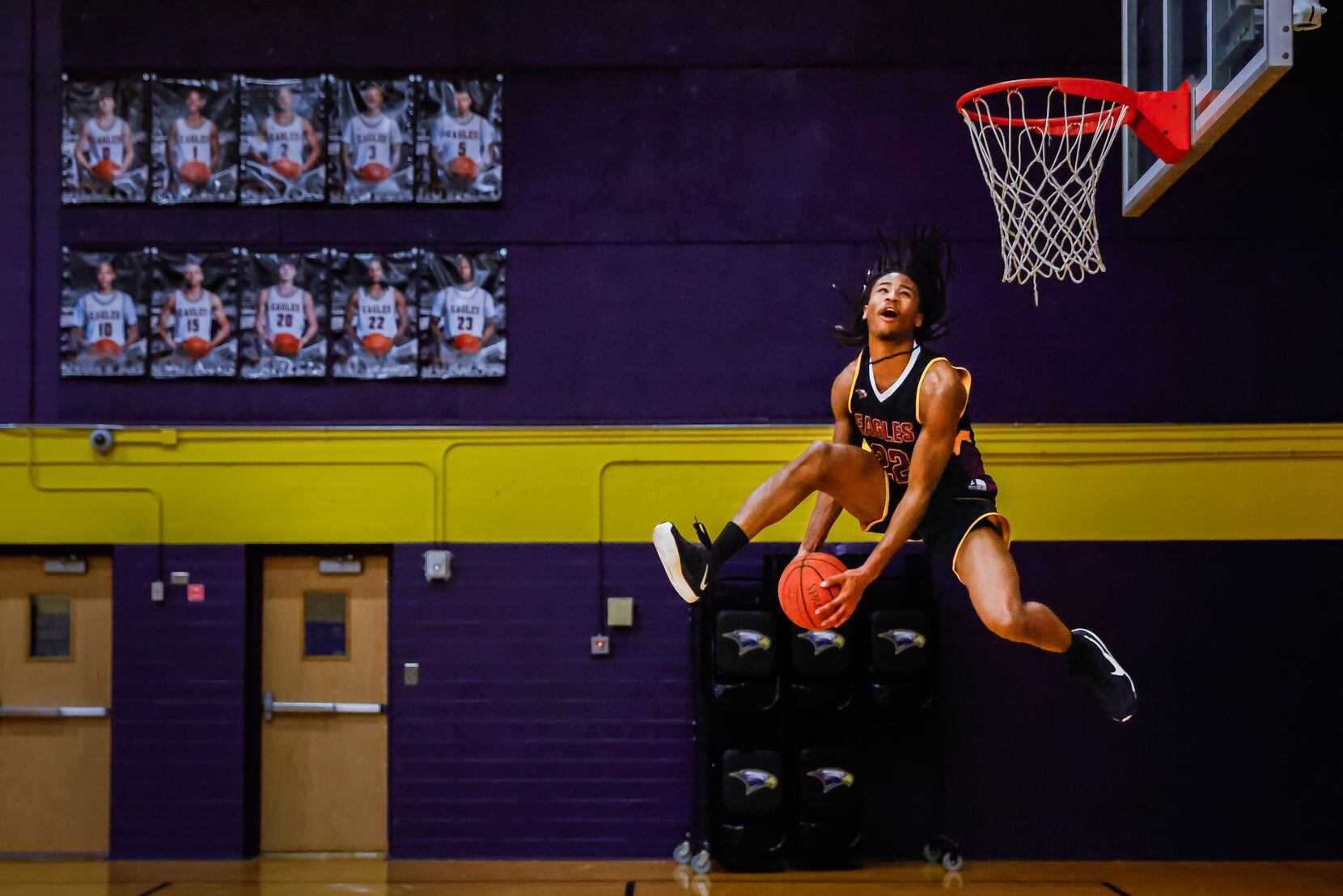 Richardson basketball player Cason Wallace dunks the basketball during a photoshoot in...
