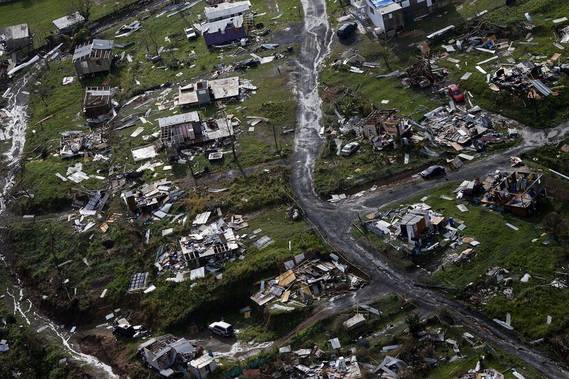 Imagen de la destrucción que el huracán María dejó en Toa Alta, Puerto Rico, en 2017.(AP)
