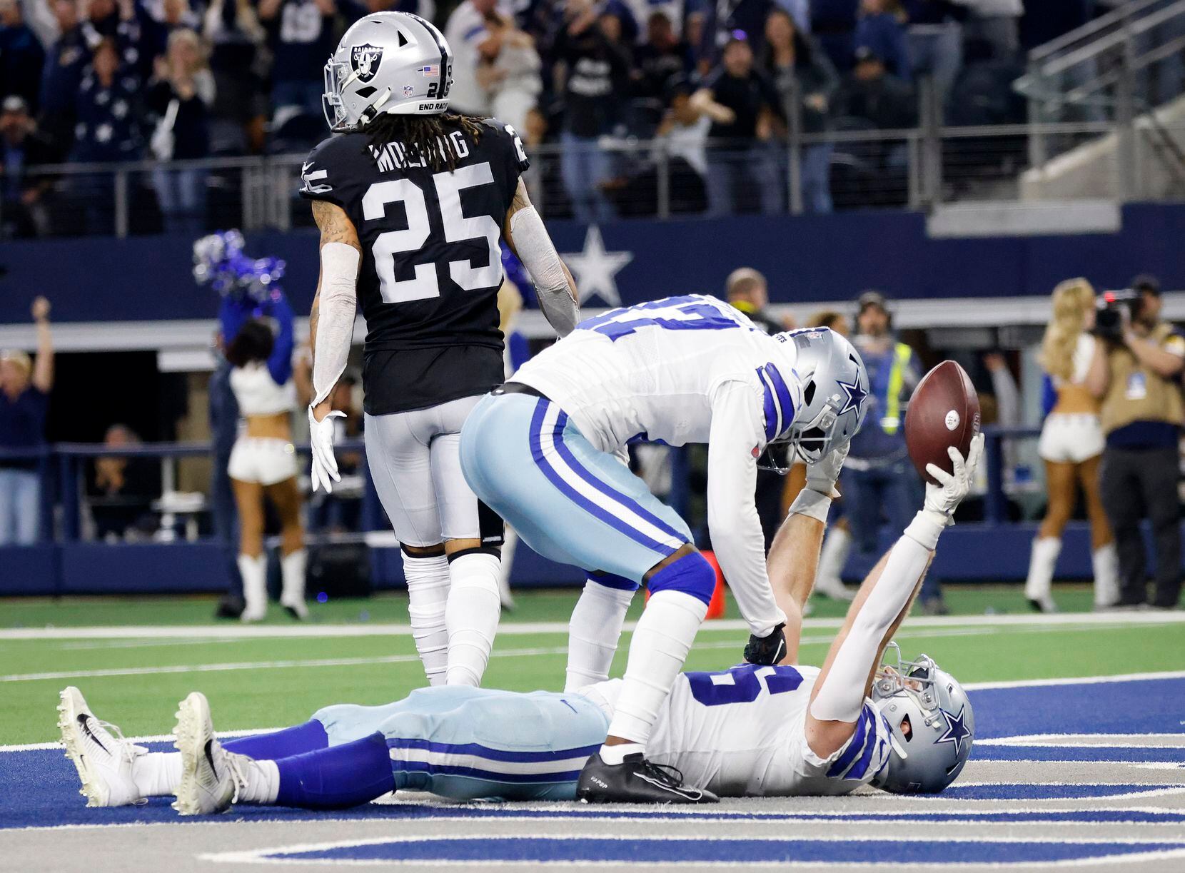 Dallas Cowboys tight end Dalton Schultz (86) is congratulated on his fourth quarter touchdown by teammate Jayron Kearse (27) at AT&T Stadium in Arlington, November 25, 2021. The Cowboys went for two but eventually lost in overtime to the Las Vegas Raiders, 36-33. (Tom Fox/The Dallas Morning News)