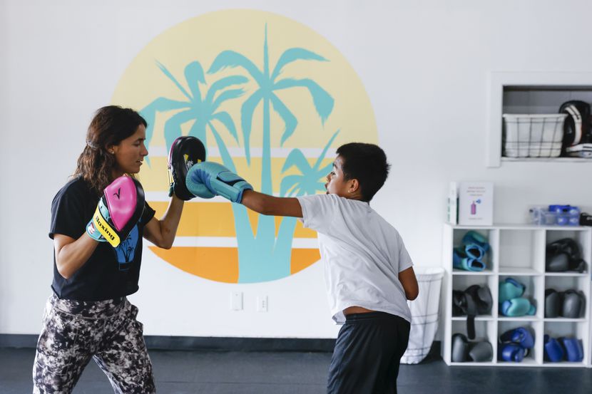 Boxeo y ciencias se unen en un gimnasio gratis para niños y