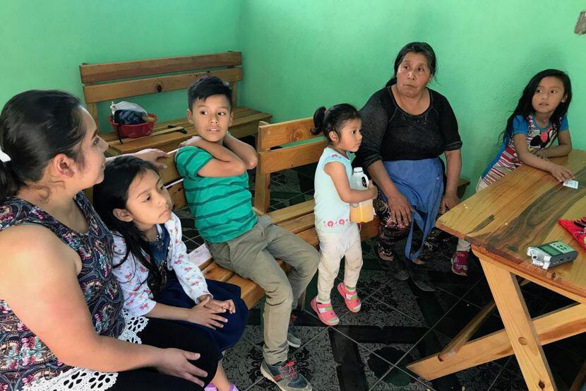 Martina Álvarez (der.) junto a algunos de sus familiares en Ciénega Vieja, Guatemala,...