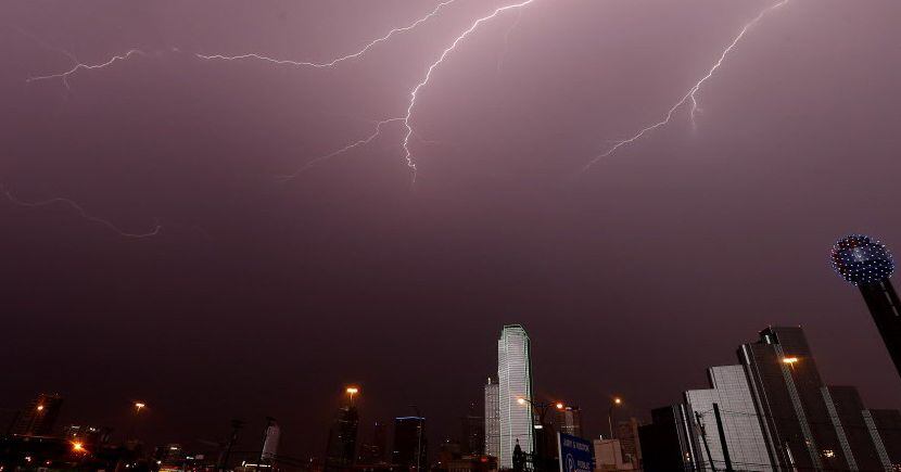 Fuertes vientos se registraron la noche del martes en Dallas y Fort Worth. Foto de archivo.