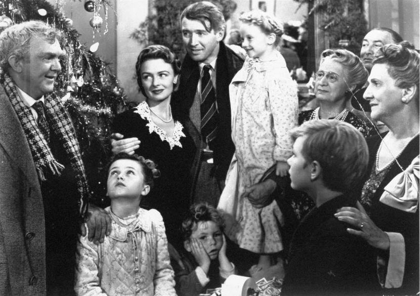 
James Stewart interpreta a George Bailey (centro) en el clásico de 1946 "It's A Wonderful...