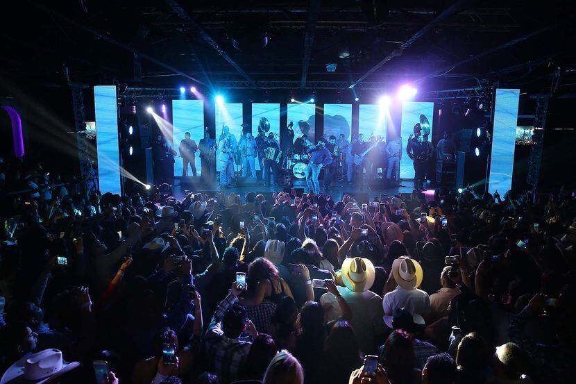 Gerardo Ortiz durante su presentación en el Farwest en Dallas, la noche del domingo. /  FOTO...