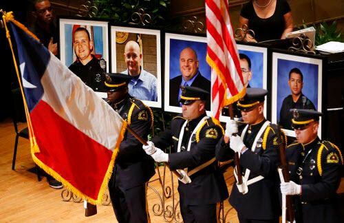 Las fotografías de los cinco oficiales que fallecieron en el ataque en Dallas fueron...