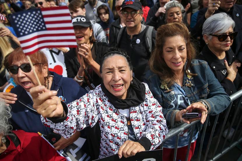 Rosa Guerrero, en El Paso, canta el himno durnate un manifestación de apoyo al entonces...
