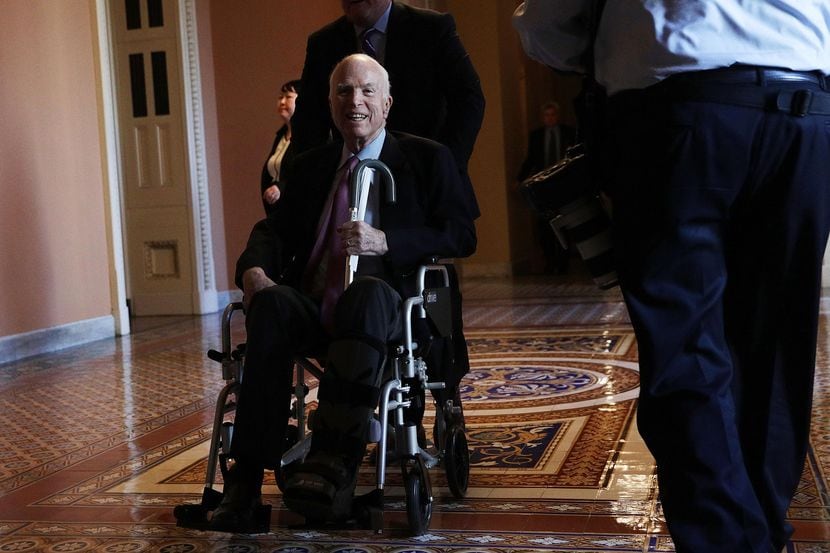 El senador John McCain en una de sus últimas visitas al Congreso en diciembre.(GETTY IMAGES)
