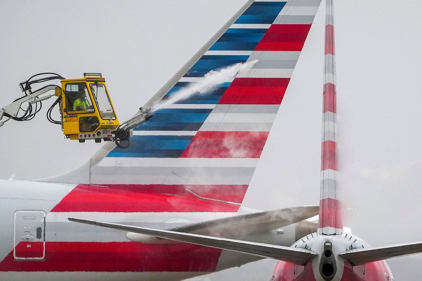 خضعت طائرة تابعة لشركة أمريكان إيرلاينز لعمليات التذويب يوم الاثنين ، 30 يناير 2023 ، في DFW ...