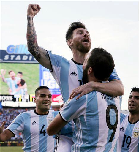En imagen de archivo del 18 de junio de 2016, el delantero Lionel Messi festeja un fol de...