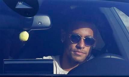 El delantero del Barcelona Neymar a su llegada a la ciudad deportiva Joan Gamper en Sant...