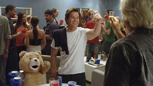 En esta fotografía de la película 'Ted', se ve al personaje John, interpretado por Mark...