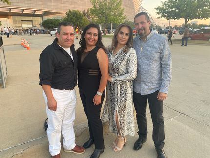 Juan Davila, Laura Davila, Cristina Lopez y Juan Martinez (izq. a derecha) afuera del AT&T...