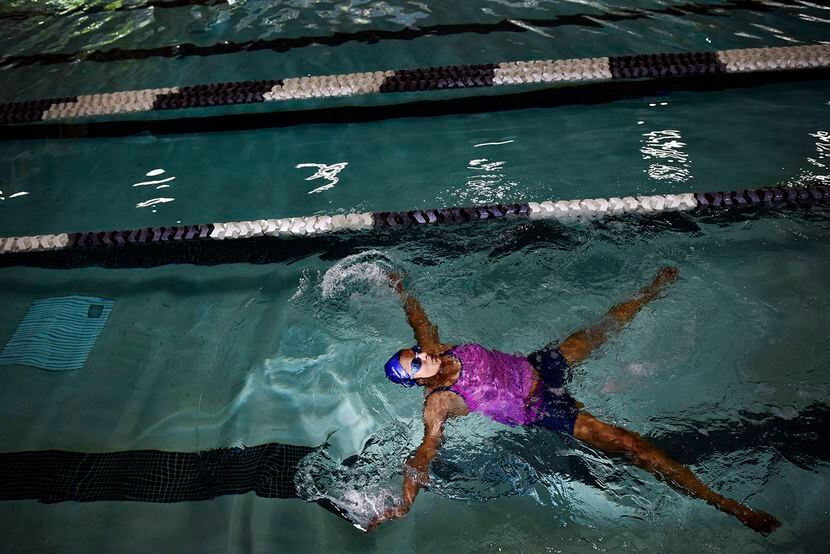 Dee Santosh, 43, nadando en la piscina techada Bachman Indoor Pool en mayo 2018. (Por BEN...