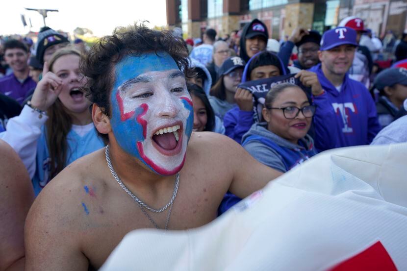 Los fans de los Texas Rangers celebran el campeonato en un desfile en Arlington, Texas, el...