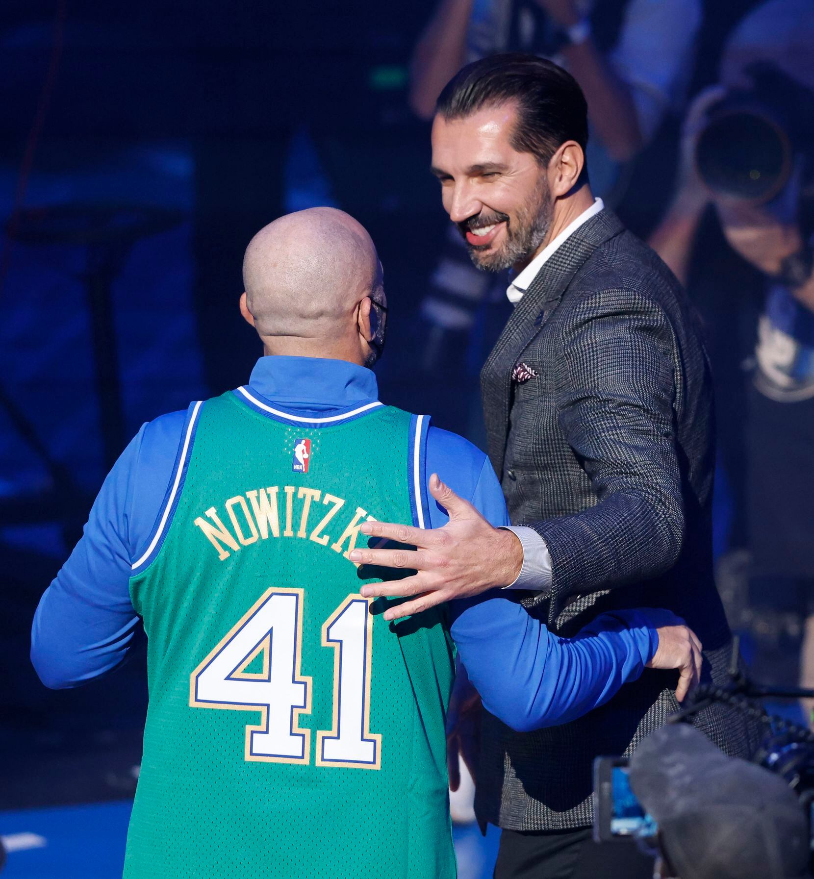 Dallas Mavericks head coach Jason Kidd talks with former Dallas Mavericks player Peja...