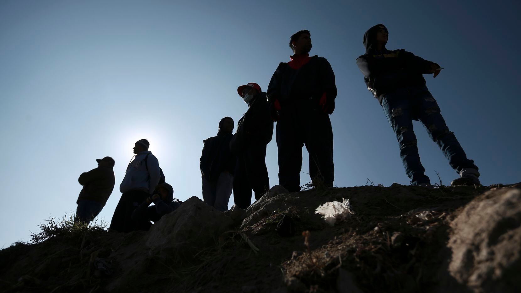 Un grupo de migrantes aguarda cerca de la frontera entre México y Estados Unidos en Ciudad...