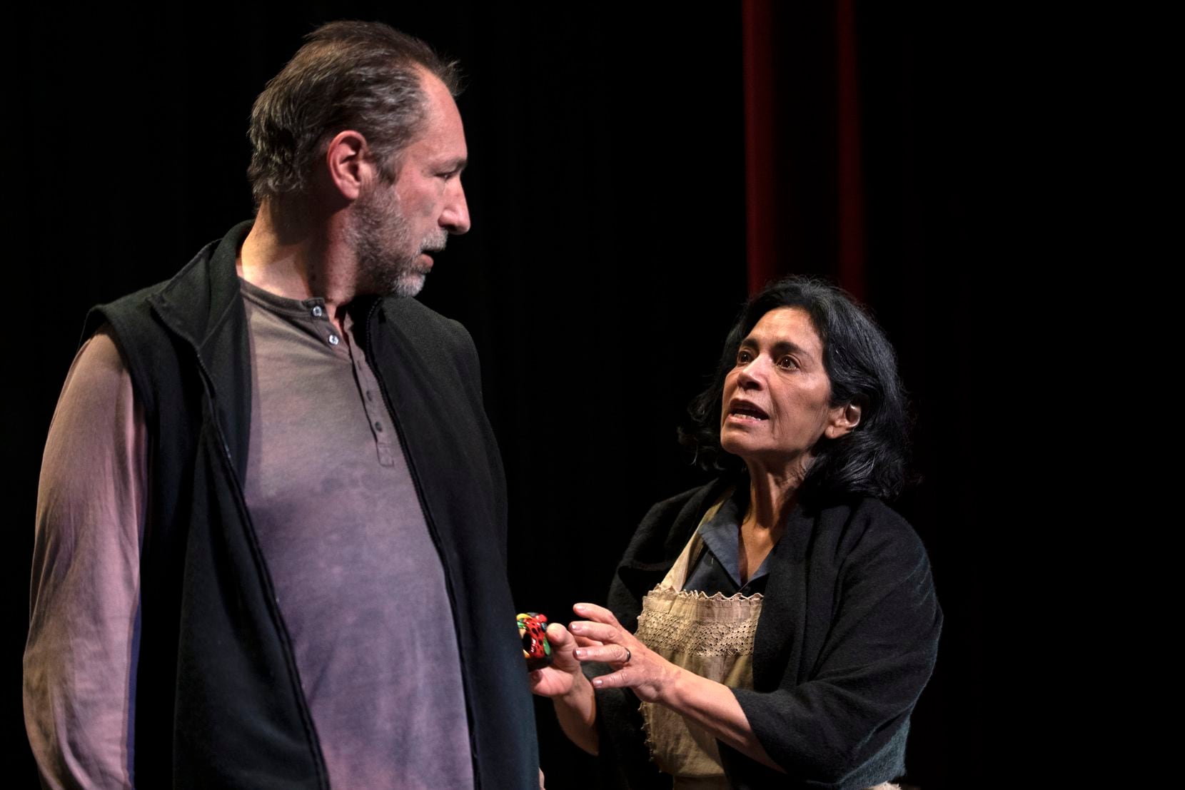 Rodrigo Mendoza, izquierda, y Cora Cardona interpretan al viejo y la vieja en el Teatro Gótico...