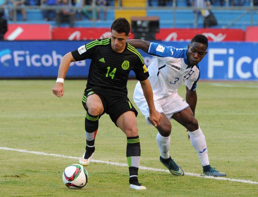 Maynor Figueroa (der.) de Honduras durante un juego de la Copa Oro vs. México. (AFP/Getty...