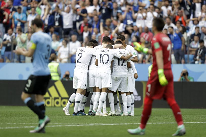 Antoine Griezmann celebra su gol en el triunfo de Francia 2-0 sobre Uruguay en cuartos de...