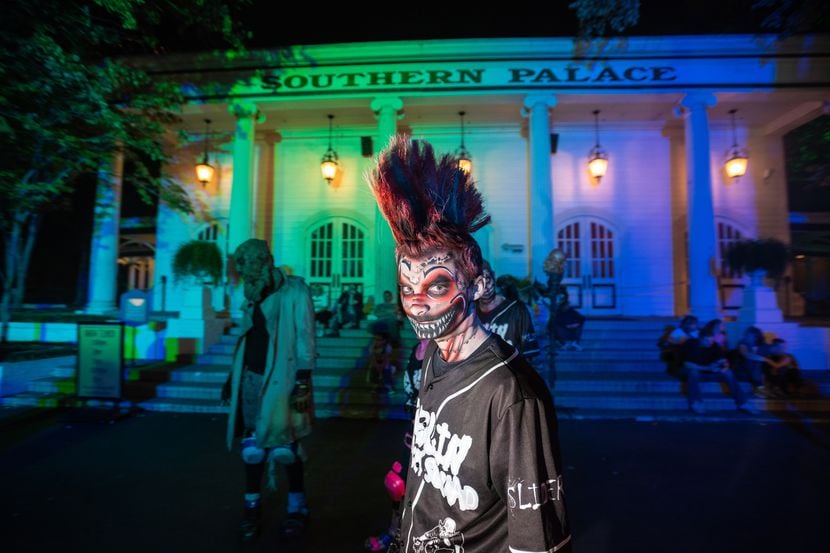 11 fantastic photos of fans in costumes at World Series on Halloween