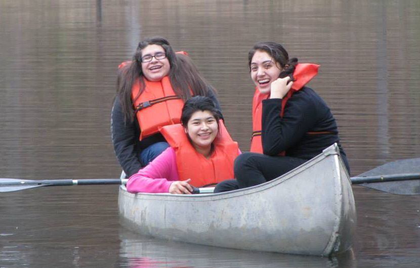 Estudiantes pasean en una canoa en el Campamento Gilmont. El programa es patrocinado por el...