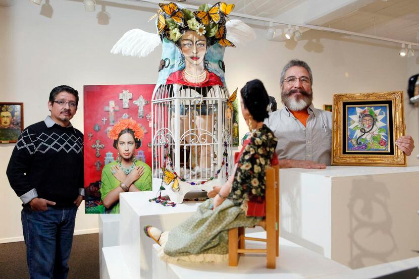 Jorge Martínez, izquierda, y Vincent Morin Jr., de 63, muestran sus obras que estarán en una...