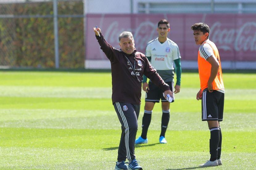 El técnico de la selección mexicana, Gerardo Martino, da instrucciones durante una práctica...