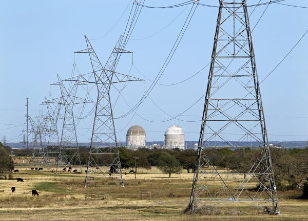 Las líneas de transmisión eléctricas cerca de la planta nuclear de Comanche Peak donde un...