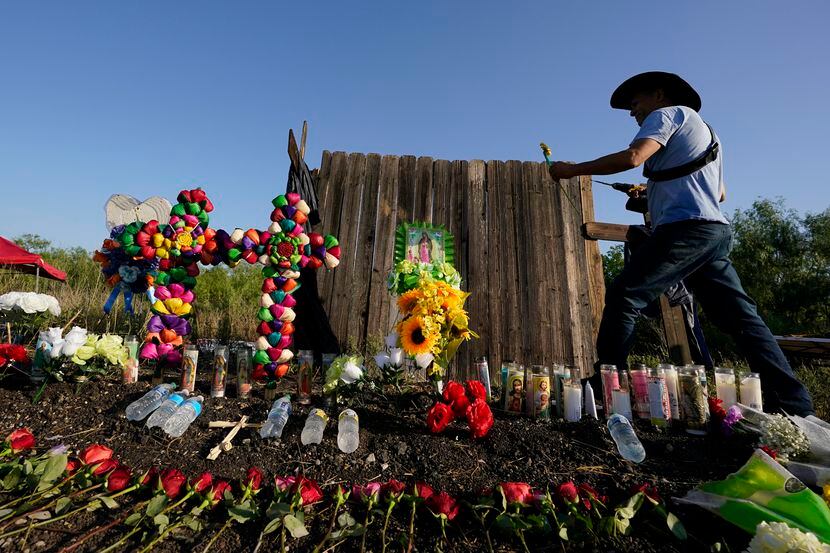 Roberto Márquez, de Dallas, coloca una flor en un monumento improvisado en el sitio donde...