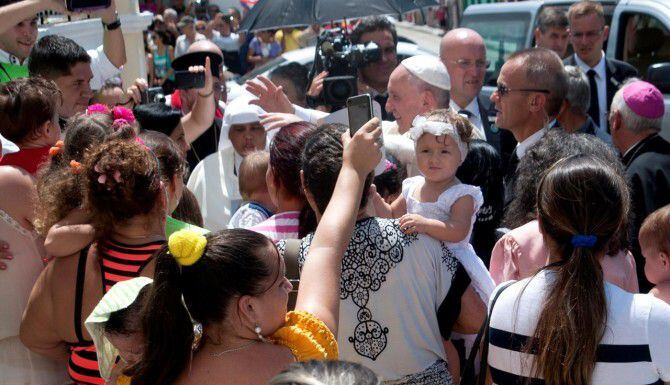 El papa Francisco saluda a los cubanos en Holguín luego de oficiar una misa en esa ciudad...