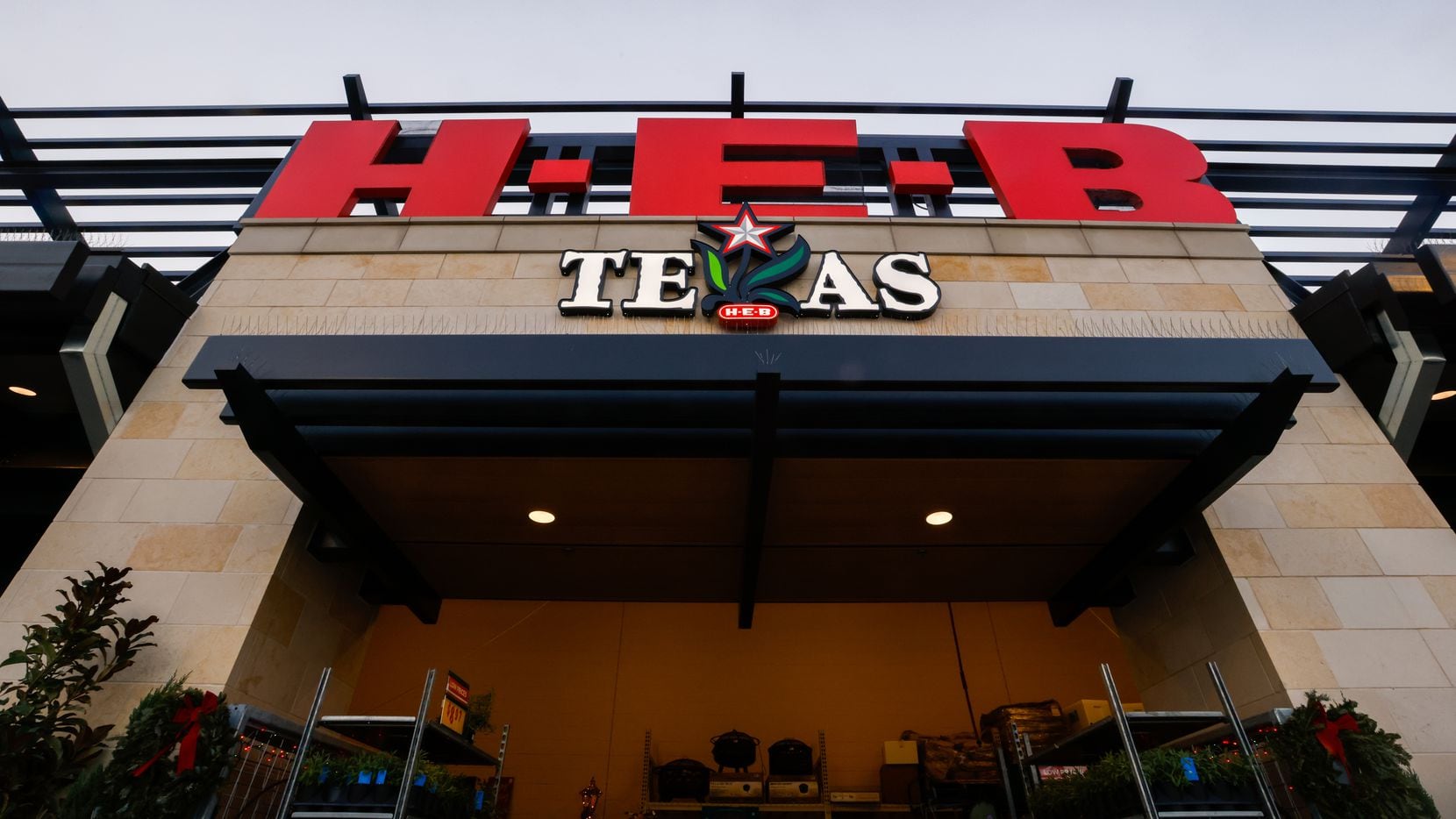 H-E-B abrió tiendas en Frisco y Plano. También opera supermercados en el sur y el oeste de...