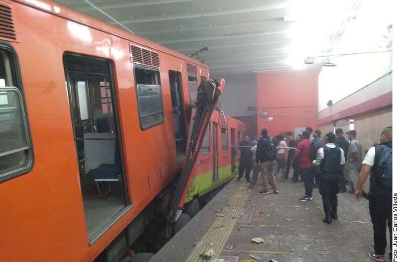 Momentos antes del impacto, --ocurrido a las 23:37 horas-- el tren estacionado en Tacubaya...