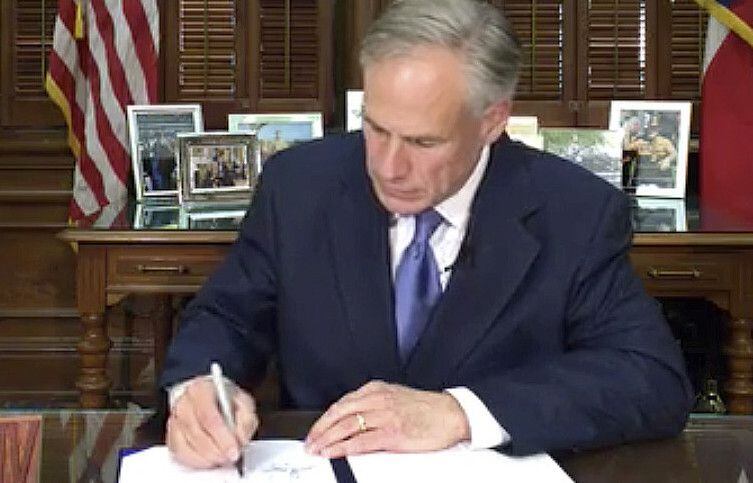 El gobernador de Texas Greg Abbott firma el domingo ley SB4 en Austin. AP

