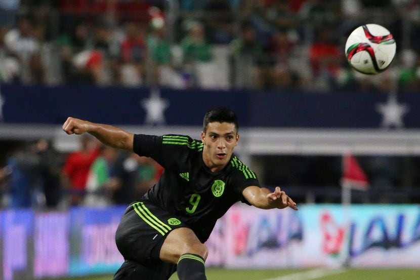 El delantero de la selección mexicana, Raúl Jiménez, ejecuta un remate en un partido ante la...