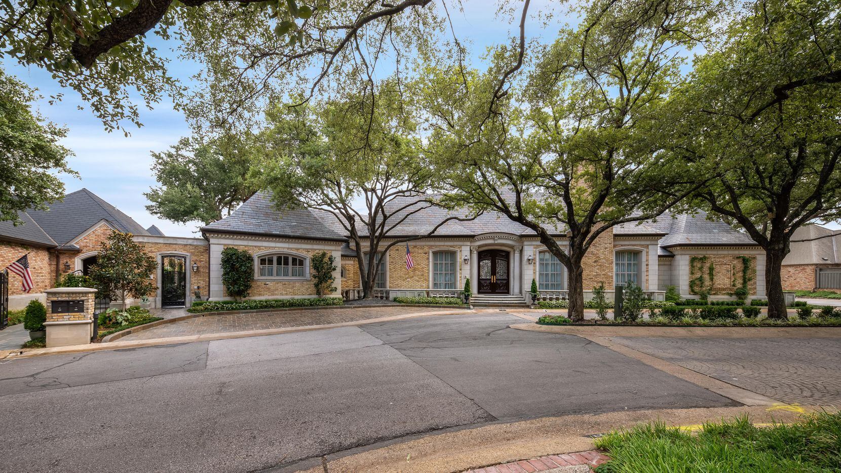 Take a look at the home at 1 Lakeside Park in Dallas.