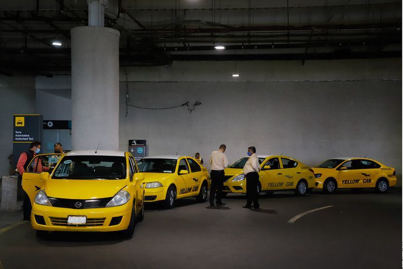 Taxistas han ocasionado caos en el aeropuerto y principales avenidas de Cancún.