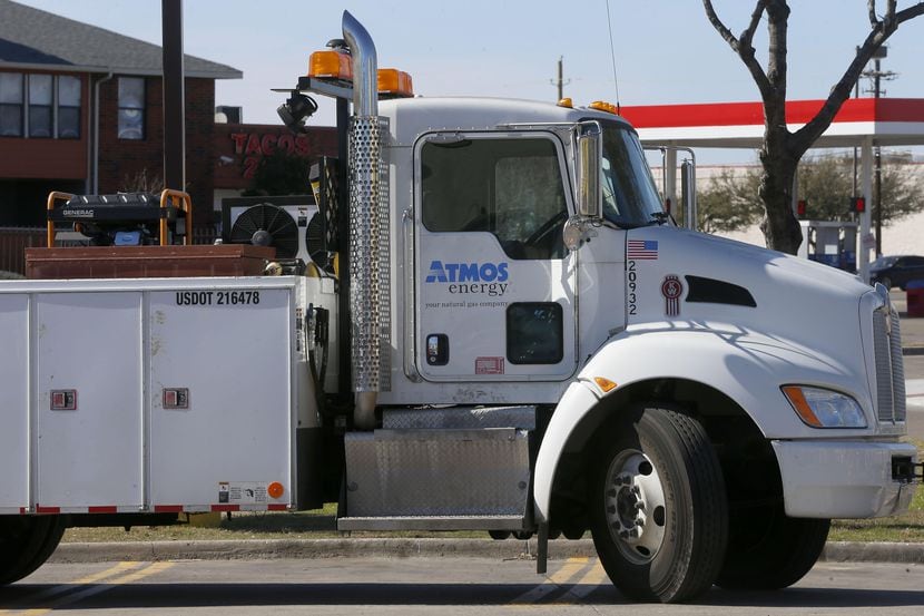 Un vehículo e la compañía Atmos Energy estacionada en un sitio de construcción en Webb...