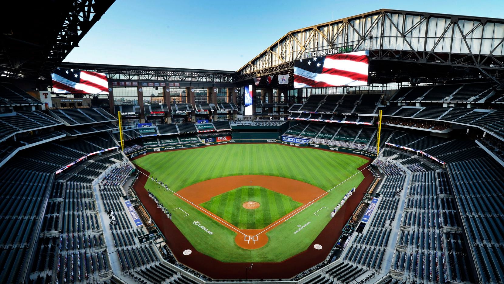 does globe life field have a roof