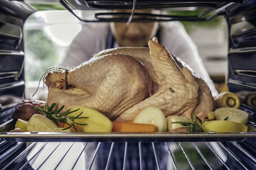 Un pavo es preparado en el horno para Thanksgiving.