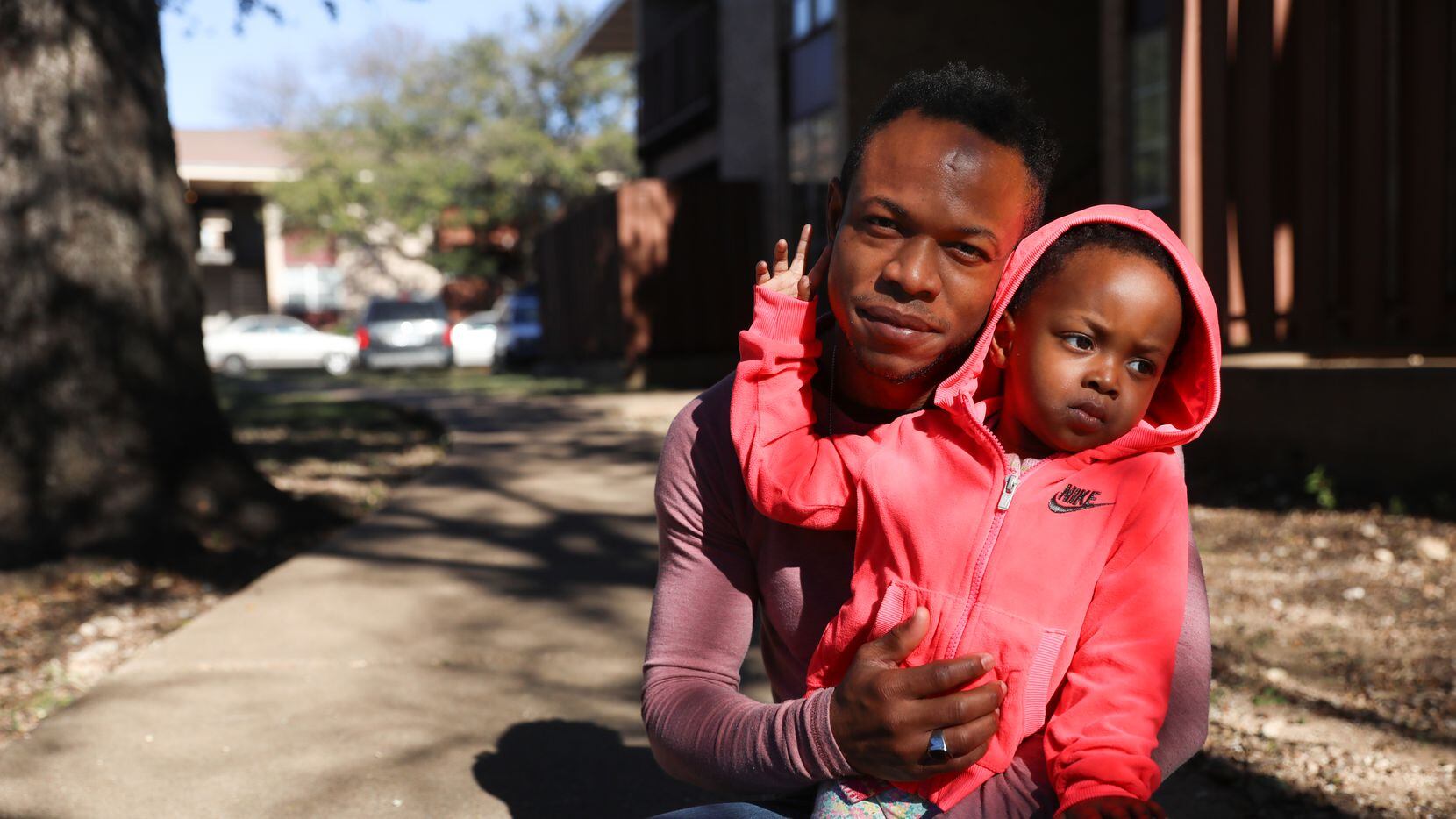Berno Cherestan junto a su hija Bernie, de 2 años. La familia de origen haitiano recibió la...
