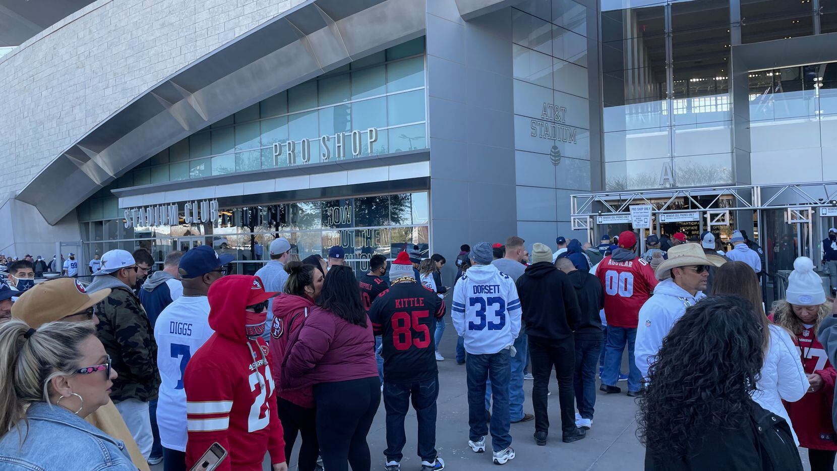 Largas filas de aficionados de lo Cowboys de Dallas y 49ers de San Francisco que esperaban...