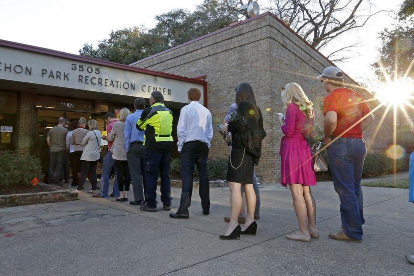 Decenas de personas esperan para votar en la primaria republicana en Reverchon Park, en...