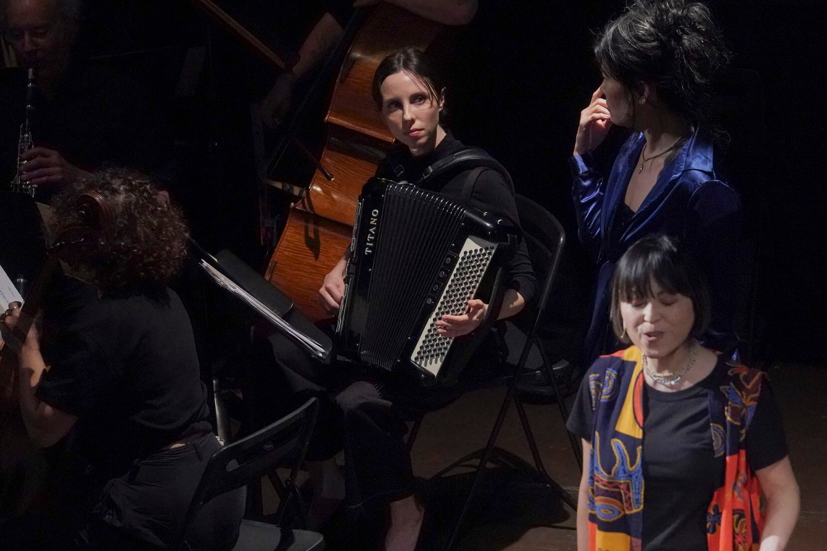 Erica Mancini, en el centro, toca el acordeón en el escenario de un evento el 17 de junio de...