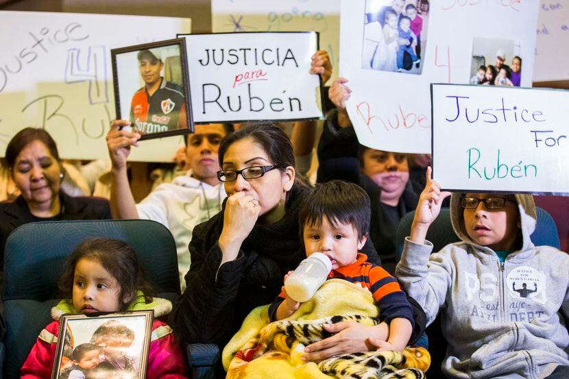 Martha Romero (centro), la esposa de Rubén García Villalpando, participa en una protesta en...