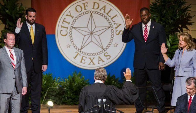 Los integrantes del nuevo concejo de Dallas tomaron posesión de su cargo en una ceremonia el...